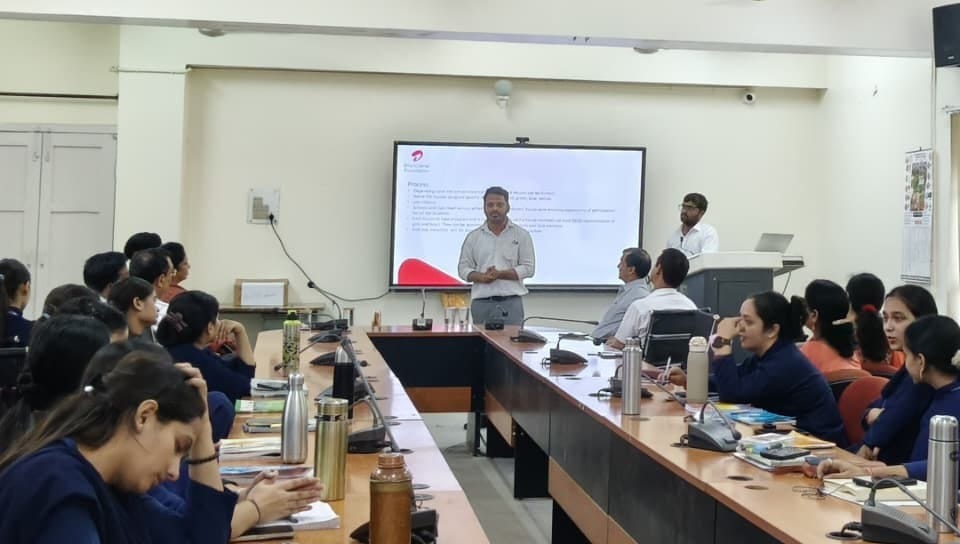 डाइट जुखाला में आयोजित विशेष सत्र में उपस्थित प्रशिक्षणार्थी व अन्य। स्रोत: डाइट जुखाला।