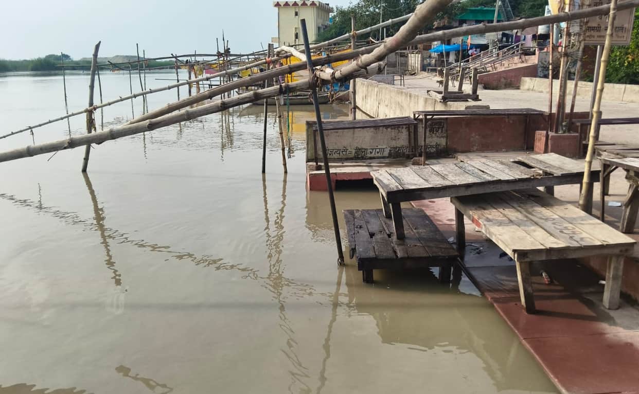 All ghats in Dalmau submerged; taking a dip is difficult
