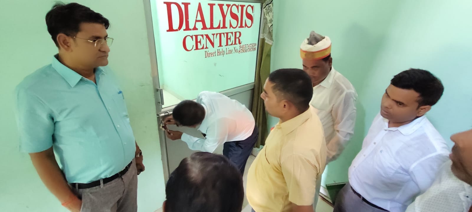 डुमरियागंज में डायलिसिस सेंटर को जांच कर सील करती स्वास्थ्य विभाग की टीम। स्रोत विज्ञप्ति
