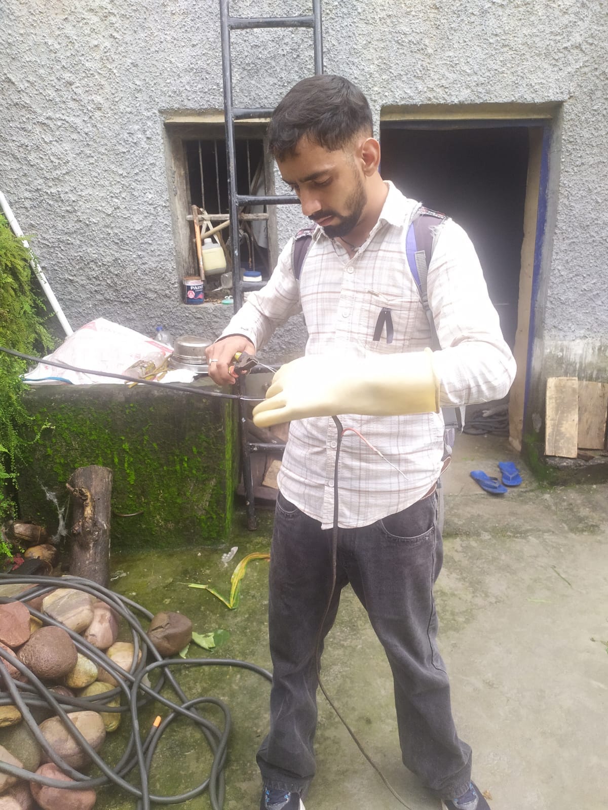 डेरा परोल में काले बिल्ले लगाकर काम करता बिजली बोर्ड का तकनीकी कर्मचारी। स्रोत : संघ