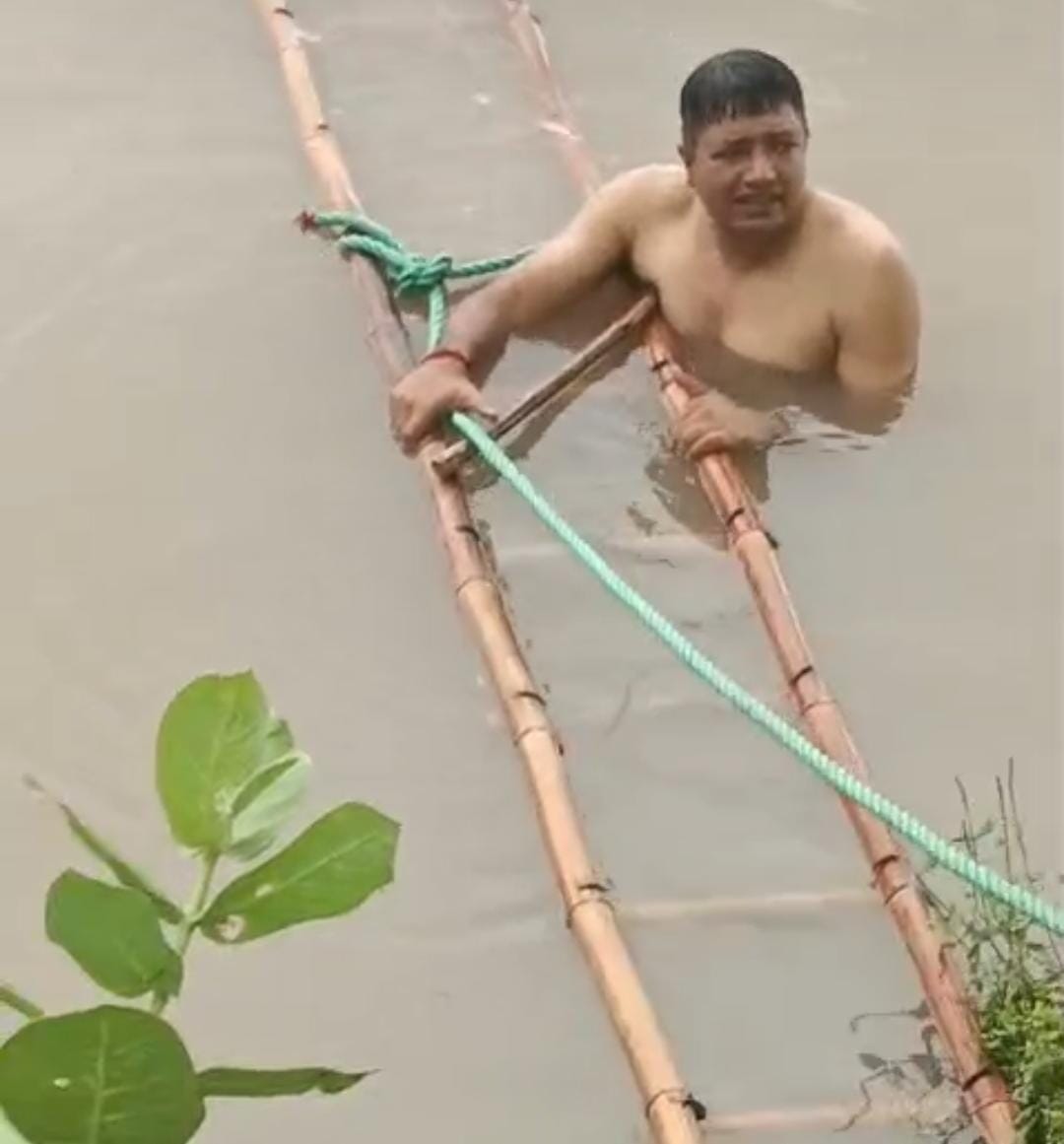 ढिगावामंडी के रुपाणी जोहड़ में युवक की तलाश करते लोहारू थाना प्रभारी सत्यनारायण