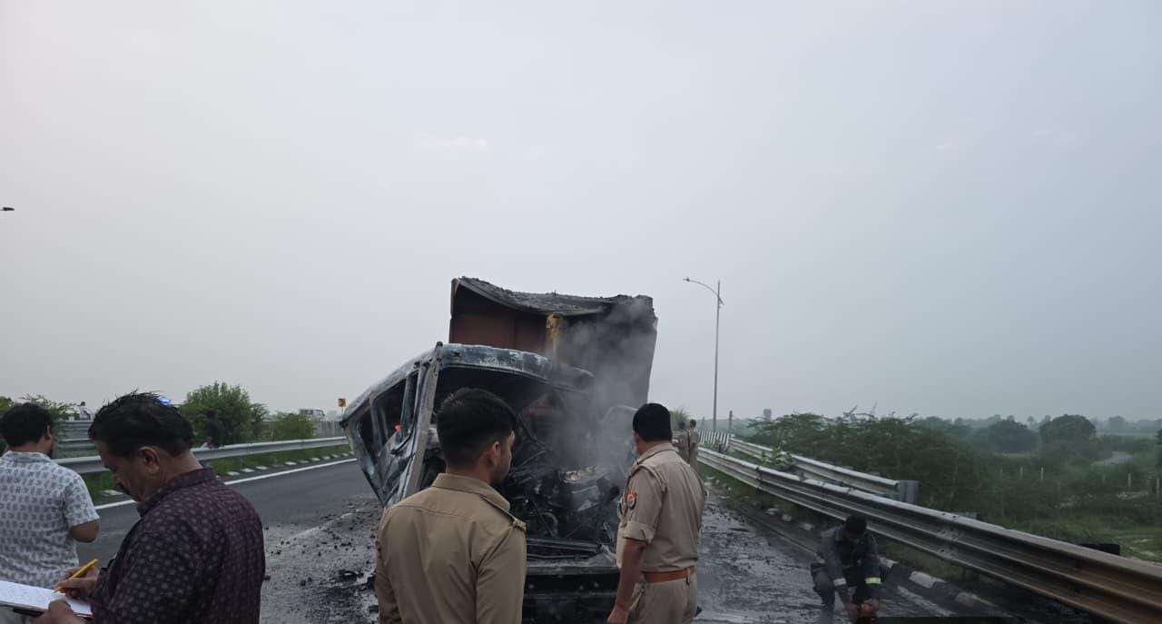 एक्सप्रेसवे पर जला खड़ा डंपर जांच करती पुलिस। स्रोत पुलिस