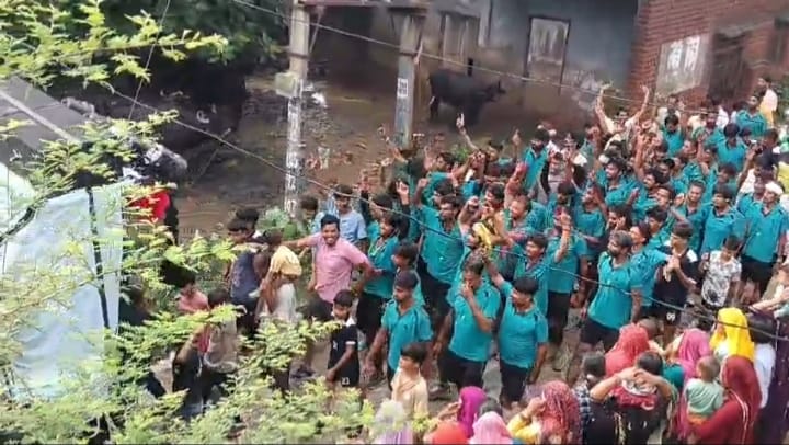 The seventh 'Fast Dak Kanwar' from Haridwar reached Maroli; villagers accorded it a grand welcome.