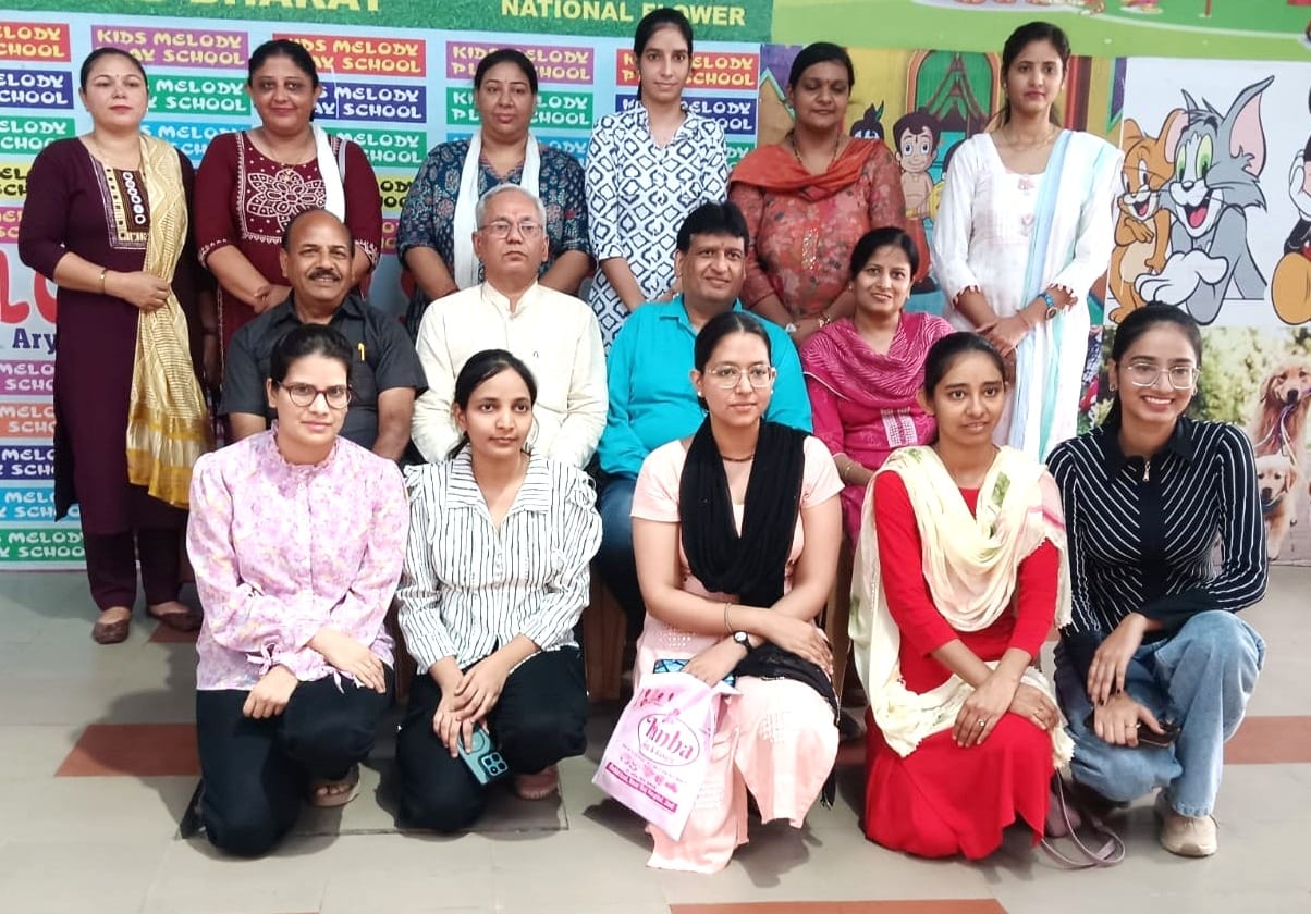 फोटो 1 नरवाना। सभी एचटेट परीक्षा में उत्तीर्ण छात्राओं को सम्मानित करते हुए संस्था सदस्य। स्रोत