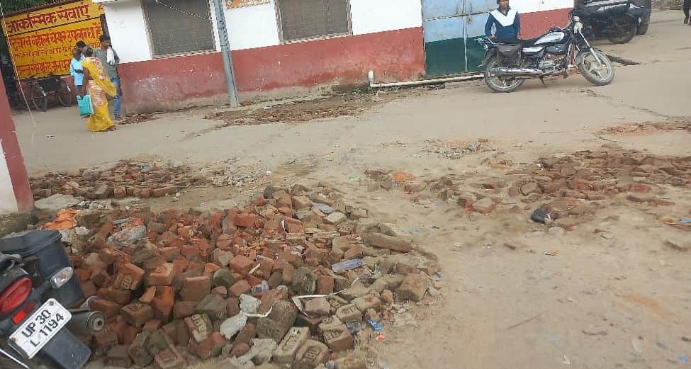 फोटो-11- मेडिकल कॉलेज की इमरजेंसी वार्ड के बाहर सड़क का कुछ इस तरह का है हाल। संवाद