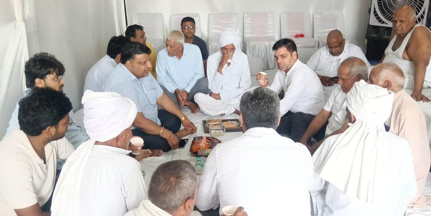फोटो 11जेएनडी09-व्यापारी राजकुमार गोयल की माता के निधन पर शोक प्रकट करने पहुंचे खाप सदस्य। स्रो