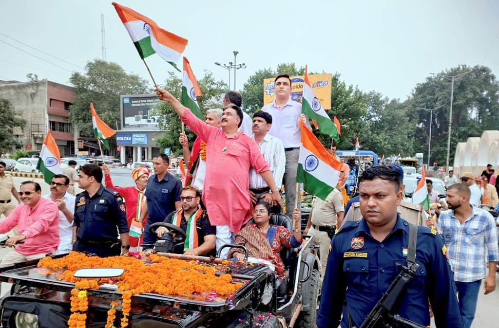 The city resounded with the chants of Bharat Mata ki Jai, a procession was taken out from Jayanti Devi Temple to Rani Talab.