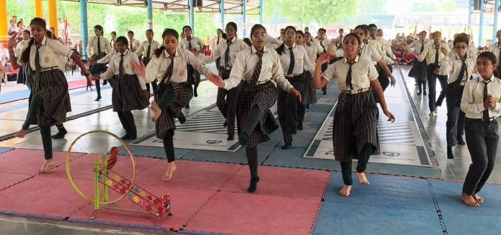 फोटो 11जेएनडी15-स्वतंत्रता दिवस समारोह को लेकर रिहर्सल में हिस्सा लेती छात्राएं। स्रोत प्रशासन
