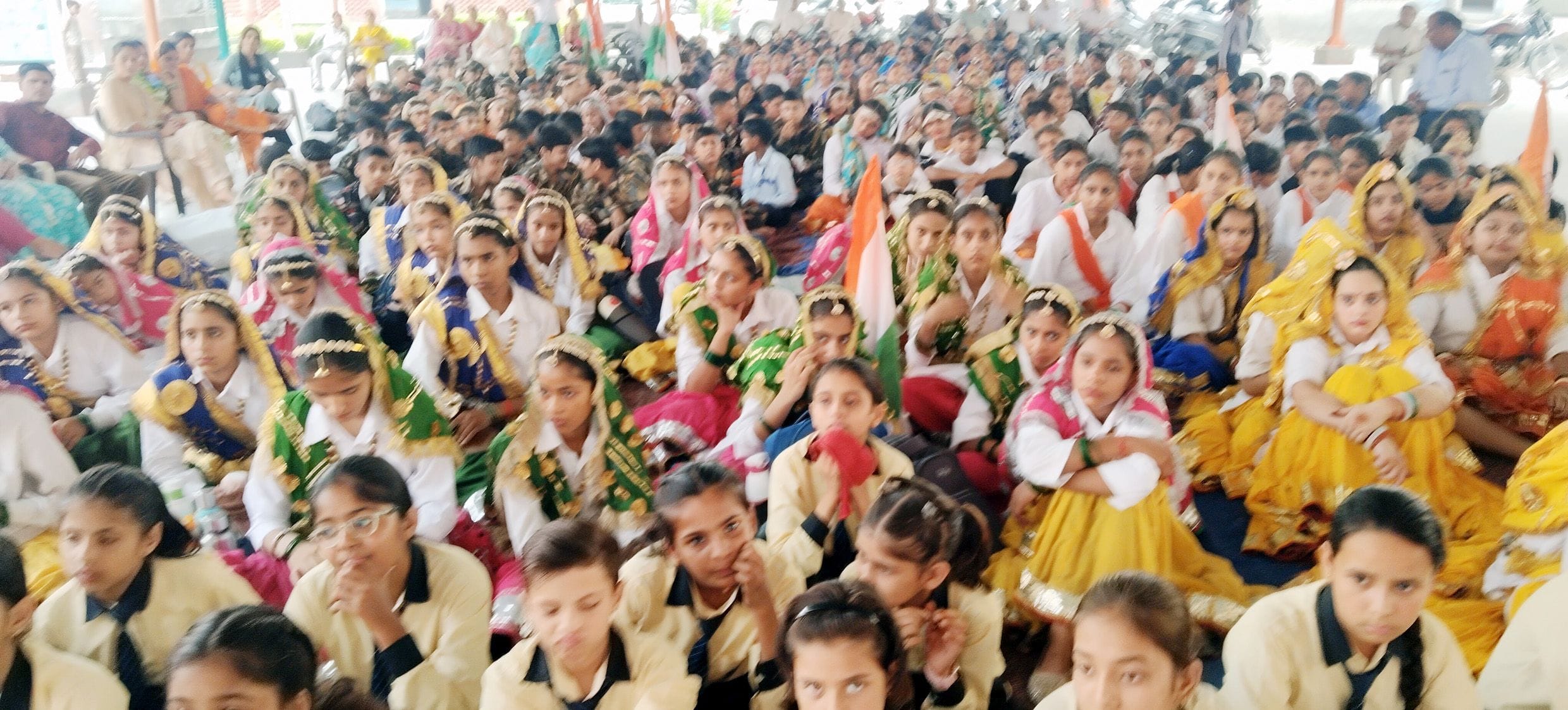 फोटो 11जेएनडी22-सांस्कृतिक कार्यक्रम देने पहुंचे विभिन्न स्कूलों से प्रतिभागी। स्रोत कर्मचारी