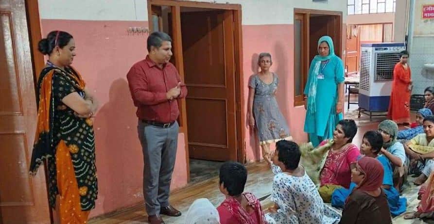 Amit Sihag made a surprise inspection of the women's old age home.
