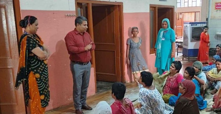 Amit Sihag made a surprise inspection of the women's old age home.