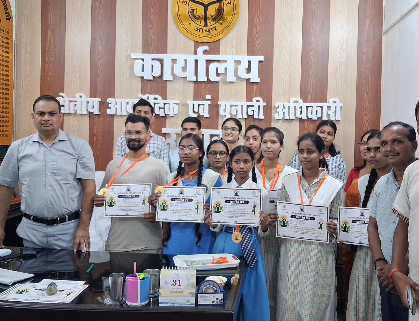 फोटो-14- क्षेत्रीय आयुर्वेदिक एवं यूनानी अधिकारी के साथ मौजूद सम्मानित किए गए प्रतिभागी। स्रोत: