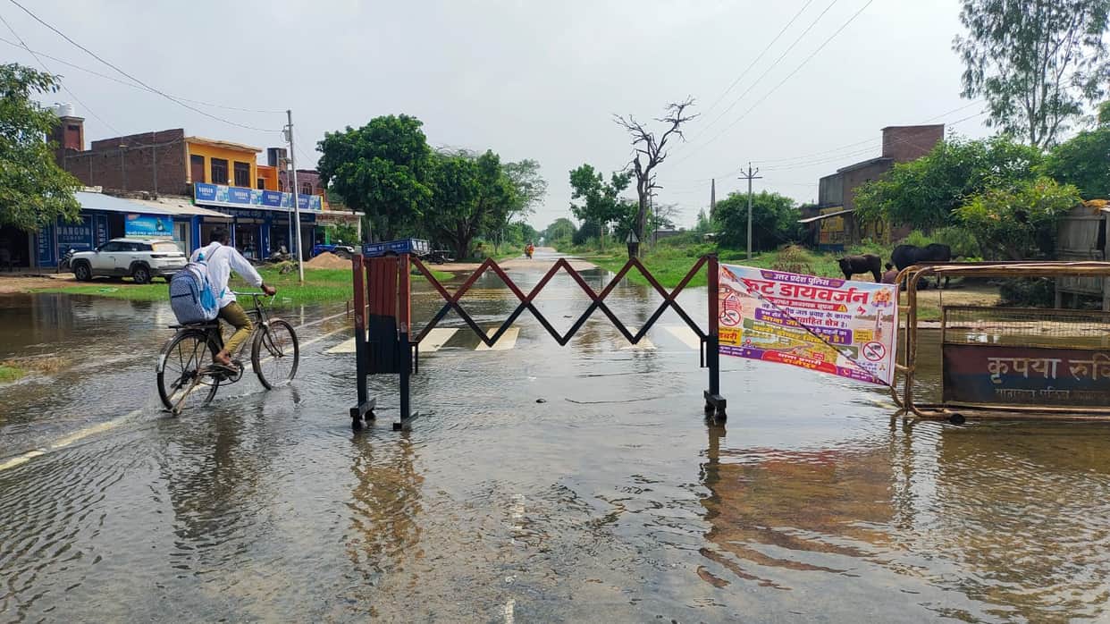 Traffic suspended on the Farrukhabad-Budaun route.