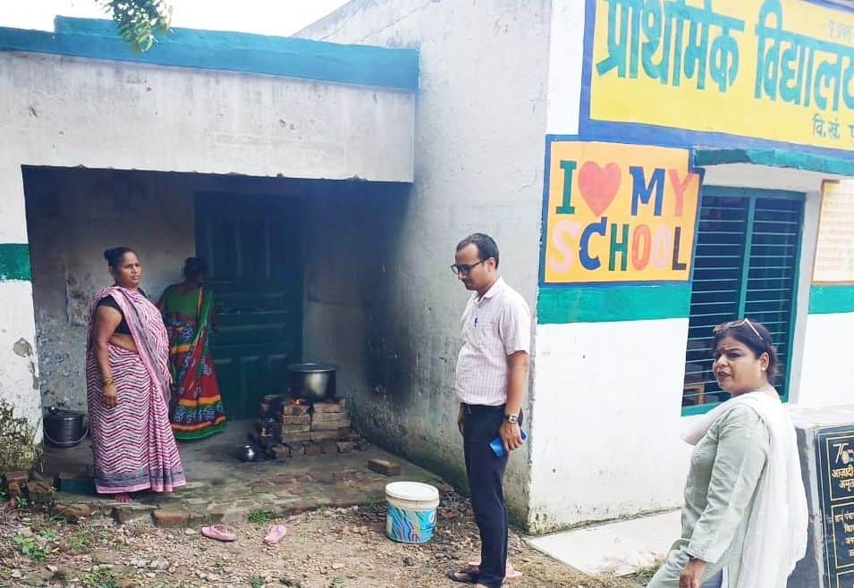 फोटो-24-पुरवा के प्राथमिक विद्यालय ममरेजपुर चूल्हे पर खाना पकातीं रसोईयां। स्रोत: कर्मचारी
