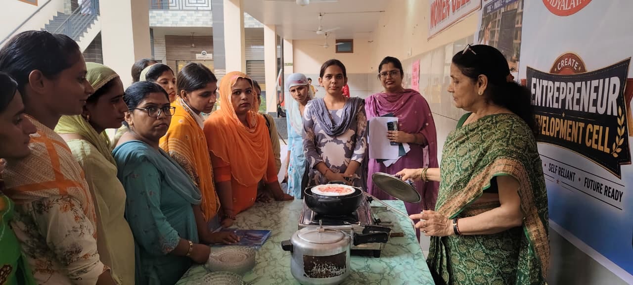 फोटो 3 नरवाना। बेकरी उत्पाद बनाने का प्रशिक्षण देते हुए प्रशिक्षक। स्रोत संस्थान।