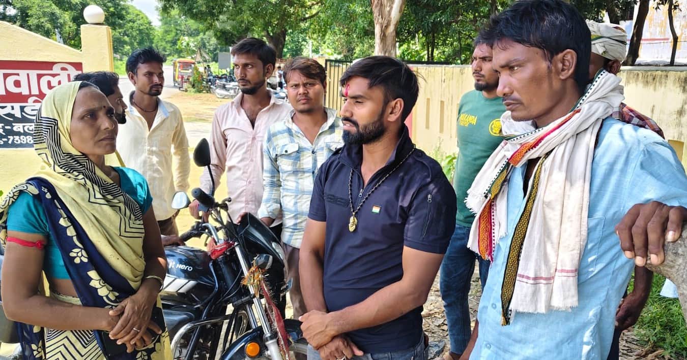 फोटो-32-बलरामपुर के गैसड़ी कोतवाली में शिकायत करने पहुंचा पीड़ित परिवार ।-संवाद