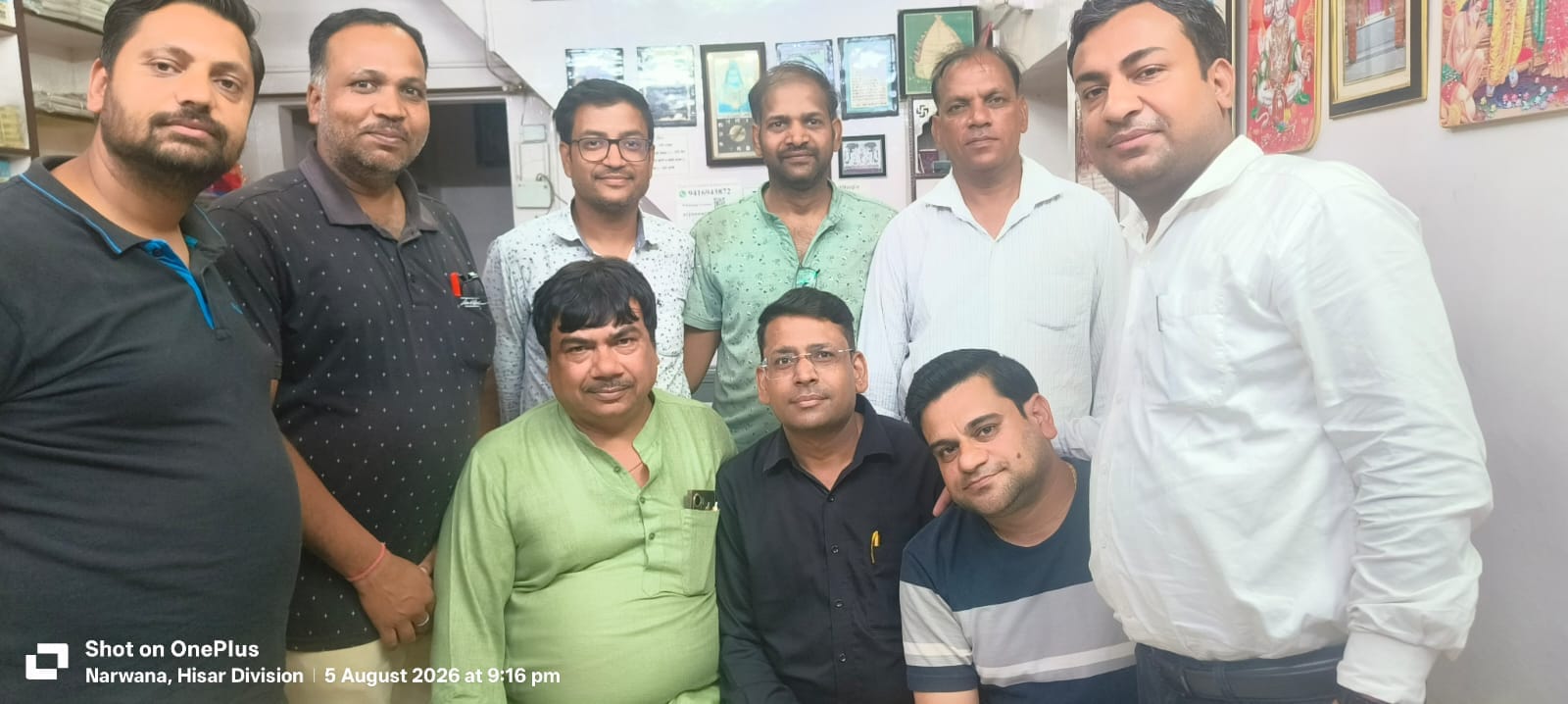 फोटो 4 नरवाना। बैठक करते हुए अग्रवाल वैश्य समाज के लोग। स्रोत संस्था।