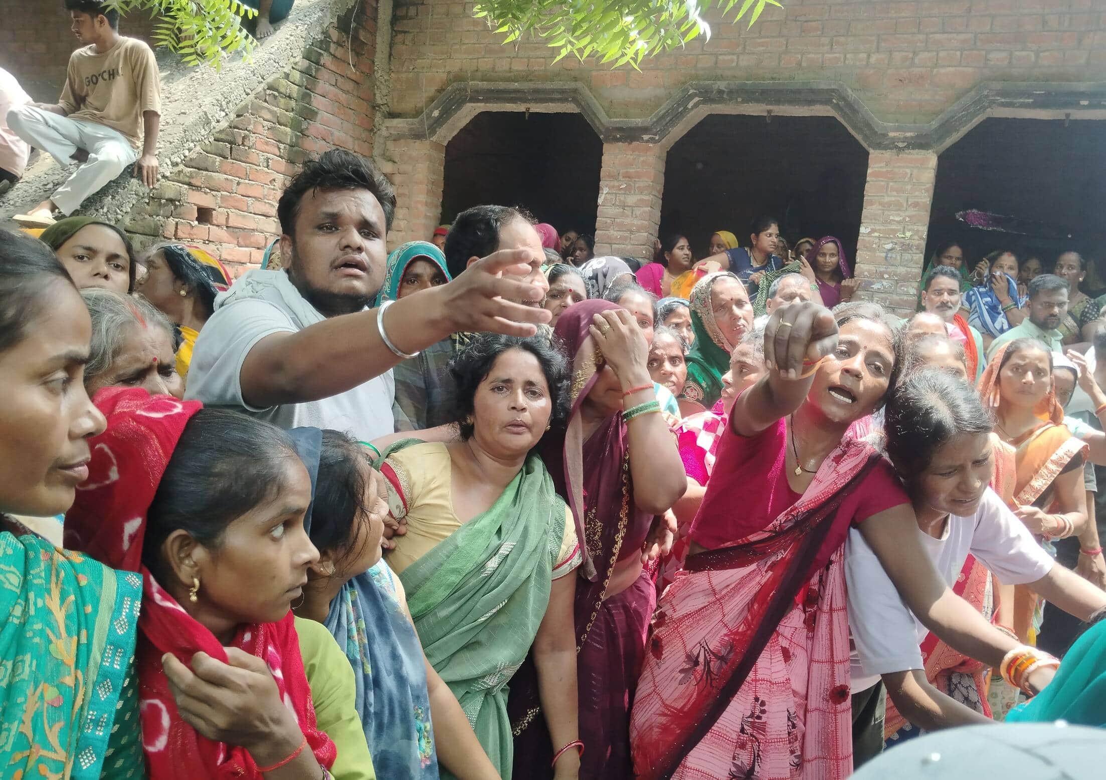 फोटो-6-बेटे का शव देख बिलखती मां व रानी अन्य परिजन। संवाद