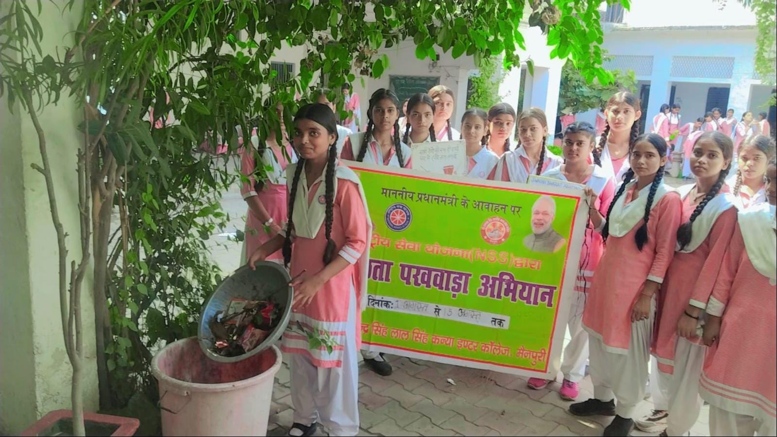 फोटो 8 आरसी कन्या इंटर कॉलेज में सफाई करती छात्राएं। संवाद