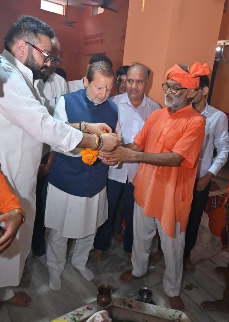 Cabinet Minister reaches Bhurasta Dham with Kanwariyas.