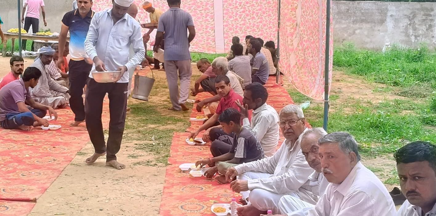 फोटो संख्या:-67 धनोंदा कावड़ियों के शिविर समापन पर भंडारे में प्रसाद ग्रहण करते श्रद्धालु। वि