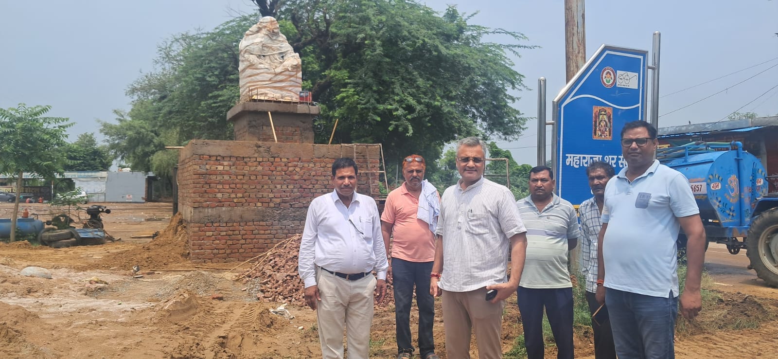 फोटो संख्या:-72 कैंची मोड़ महेंद्रगढ़ पर महाराजा सूर सैनी का अवलोकन करे हुए मुख्यमंत्री के सलाह