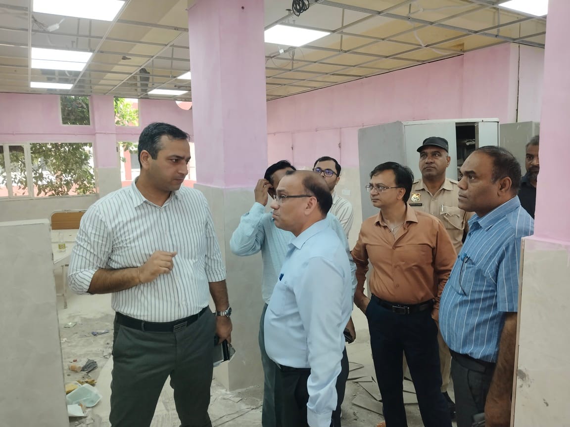 फतेहाबाद के नागरिक अस्पताल में निरीक्षण कर अधिकारियों को निर्देश देते हुए डीसी संवाद