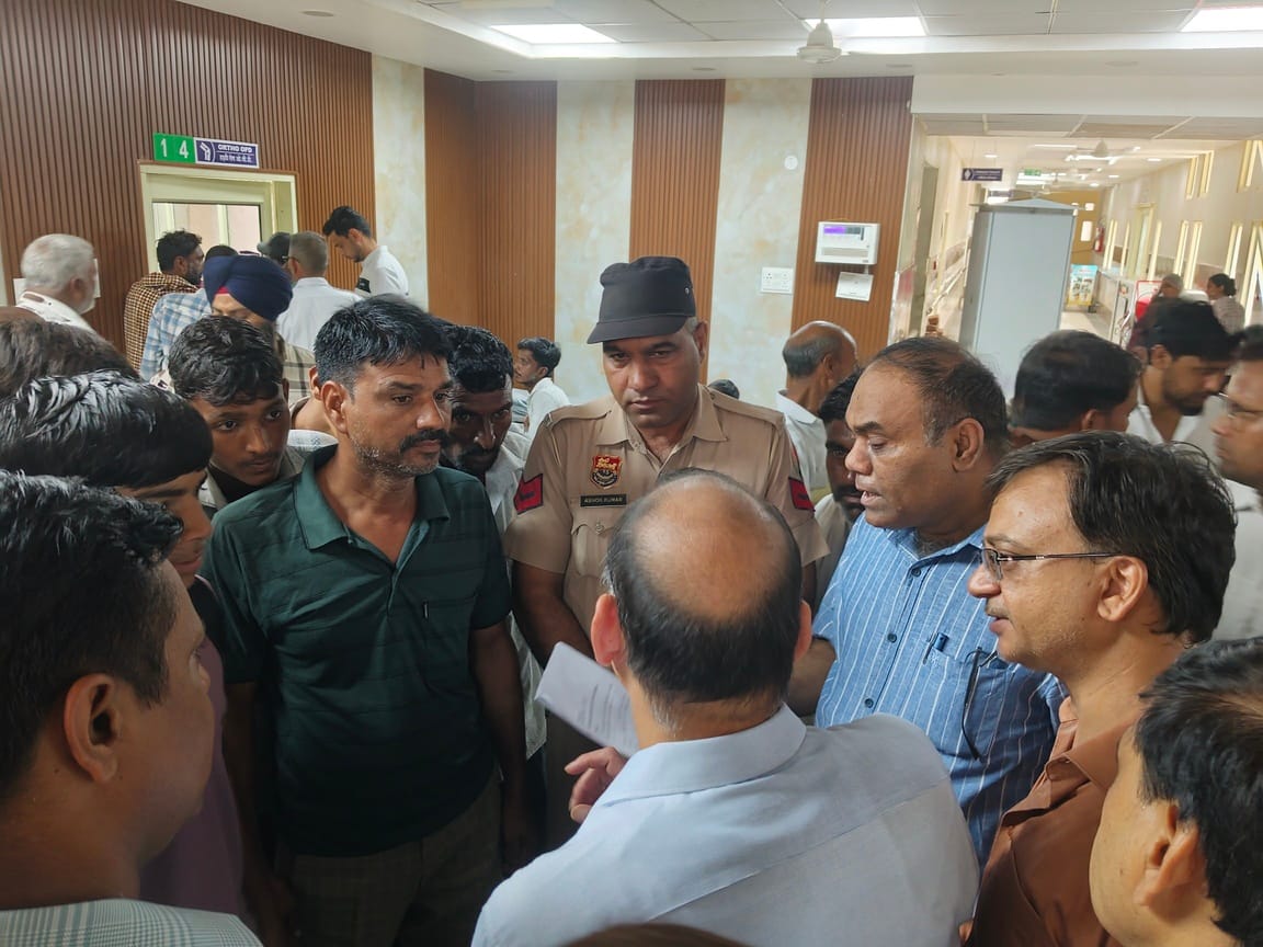 फतेहाबाद में डीसी से मिलते हुए खिलाड़ियों के परिजनसंवाद