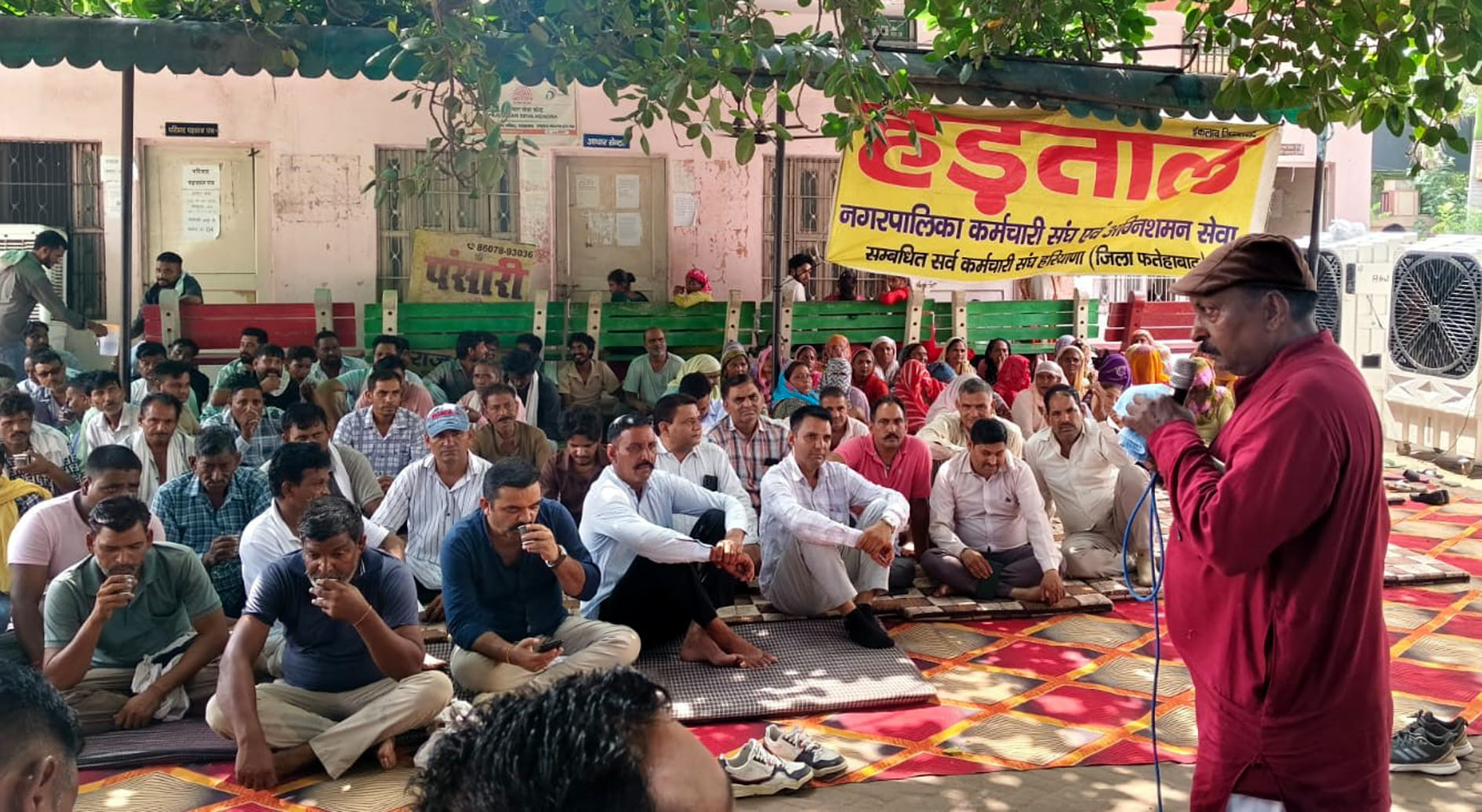 फतेहाबाद। नगरपरिषद कार्यालय में धरने को संबोधित करते कर्मचारी नेतास्त्रोत संघ