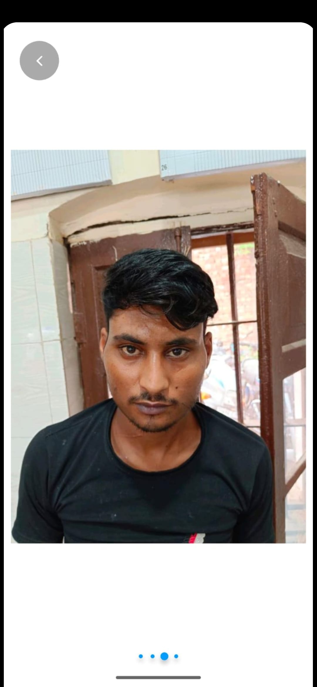 गिरफ्तार गोली लगने से घायल लूट का आरोपी आमिर। पुलिस