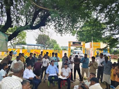 गांव कजरौठी में हुई पंचायत में मौजूद अधिकारी व ग्रामीण। संवाद