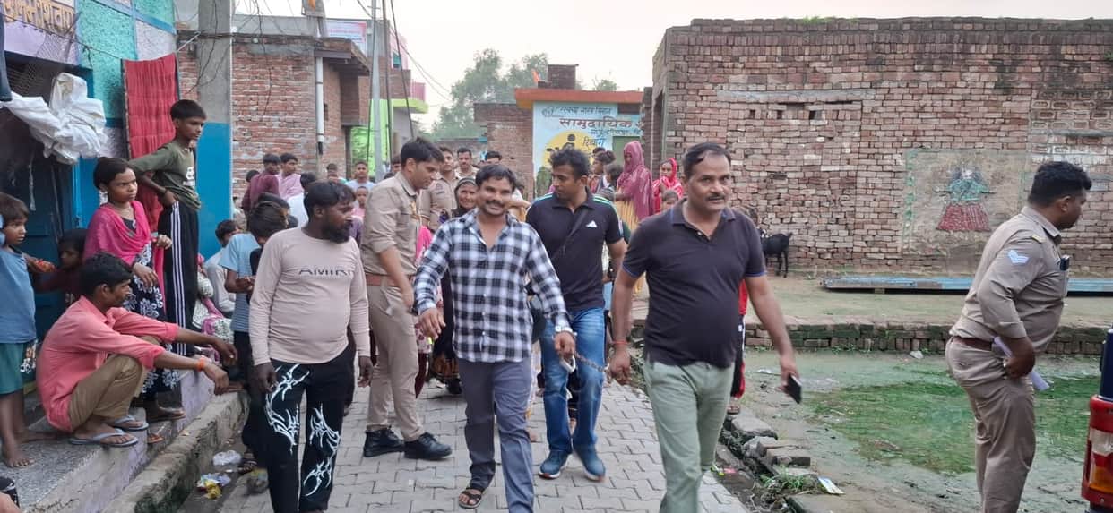 Delhi Police arrive with the accused in a chain-snatching case after taking him on remand.