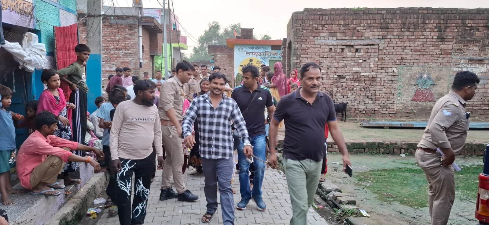 गांव दरियापुर में चोरी के आरोपी के साथ दिल्ली पुलिस। संवाद
