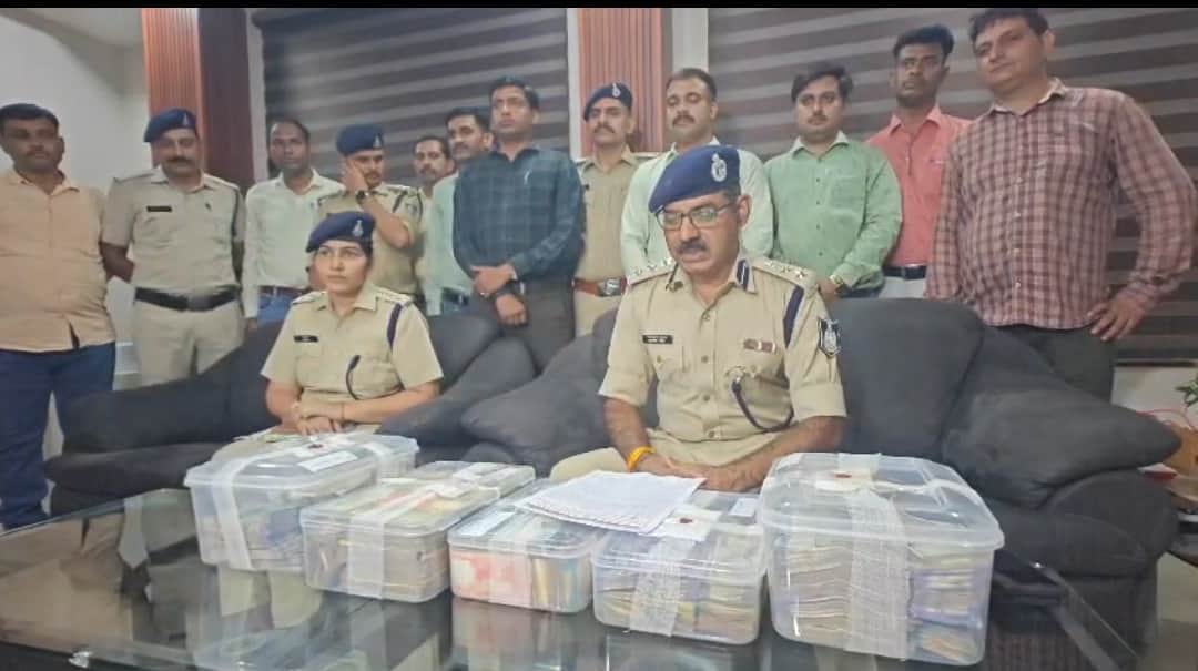 Rs 18 lakh theft case solved; Rs 15.40 lakh recovered; the money was divided among the accused after