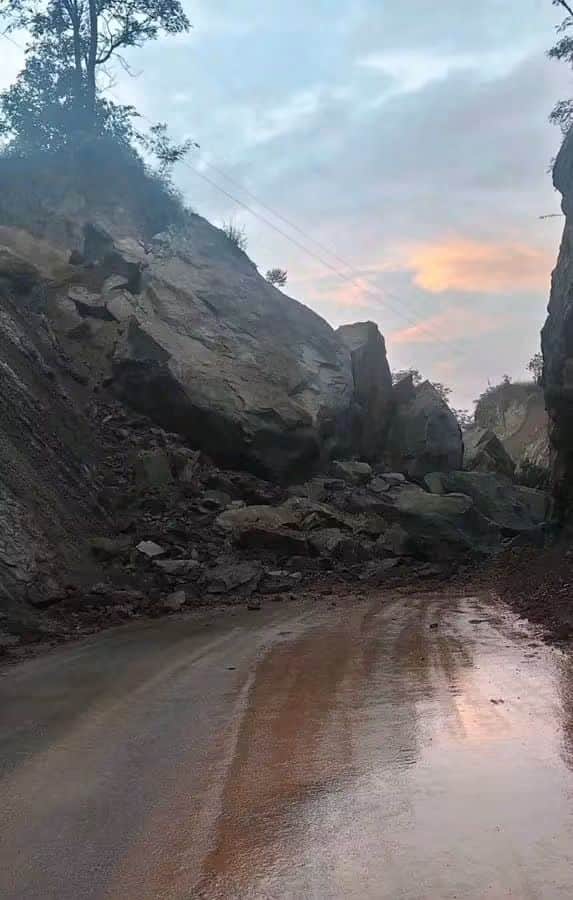 Traffic on NH-003 halted due to rockfalls; relief provided by an alternative route.