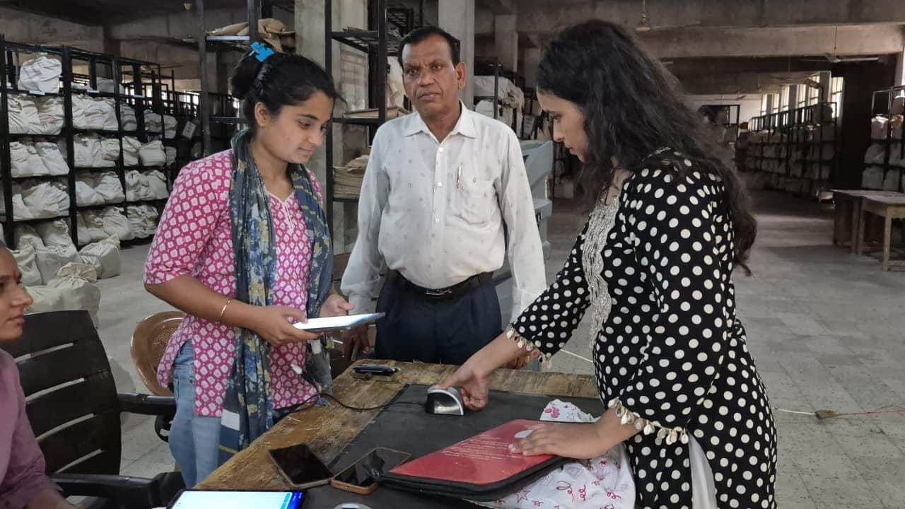 हरियाणा विद्यालय शिक्षा बोर्ड में   अभ्यर्थियों की बायोमेट्रिक वेरिफिकेशन करते कर्मी।