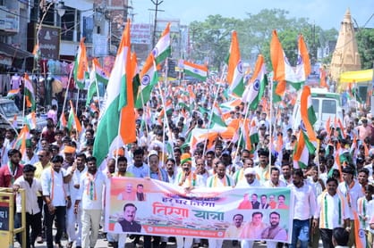 इटवा कस्बे में तिरंगा यात्रा निकालते पूर्व मंत्री डाॅ. सतीश चंद्र द्विवेदी, एसडीएम संदीप तिवारी