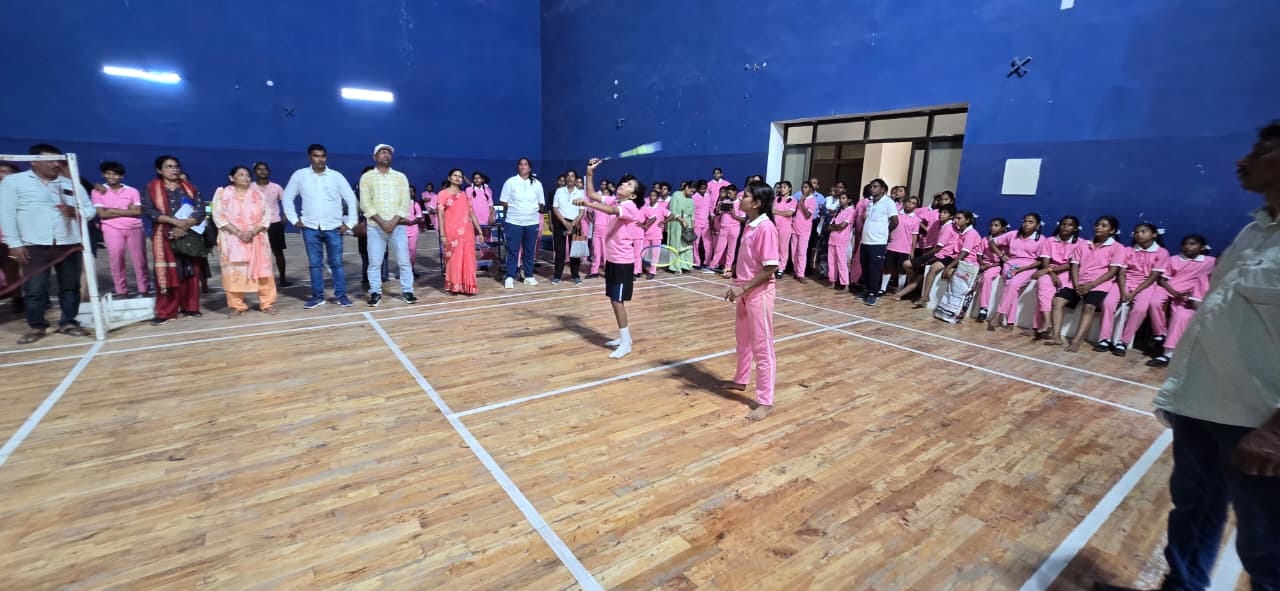 इंदिरा गांधी स्टेडियम में आयोजित कस्तुरबा विद्यालय के खिलाड़ियों का चयन प्रशिक्षण संवाद ।