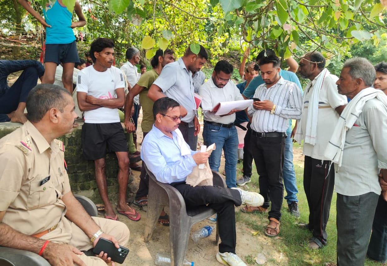 Youth's body found at Hathiyaghat; police entangled in jurisdictional dispute for six hours.