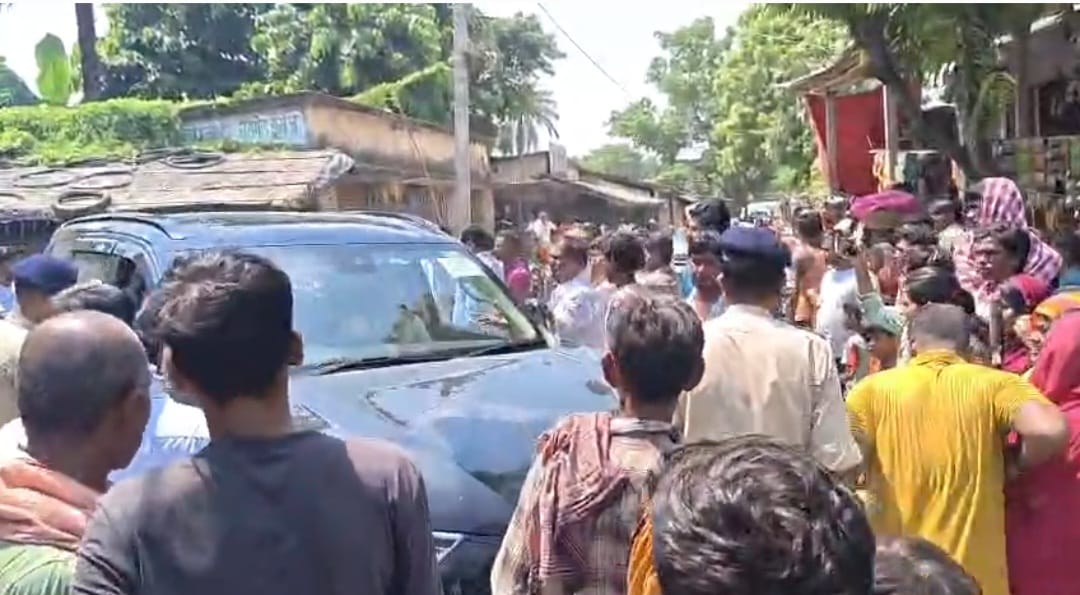 Bihar: मुजफ्फरपुर में बाढ़ के बीच JDU विधायक का घेराव, ग्रामीण बोले- मुसीबत में नहीं आईं, अब हाल पूछने पहुंचीं