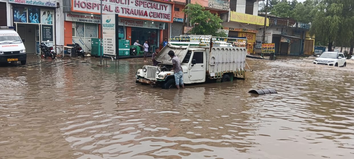 Shopkeepers and passersby troubled by waterlogging