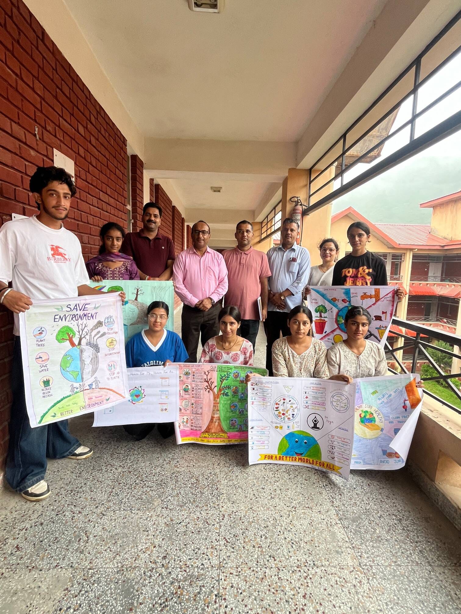 जुखाला कॉलेज में आयोजित प्रतियोगिता में बनाए पोस्टर को दिखाते हुए विद्यार्थी व अन्य। स्रोत: कॉल