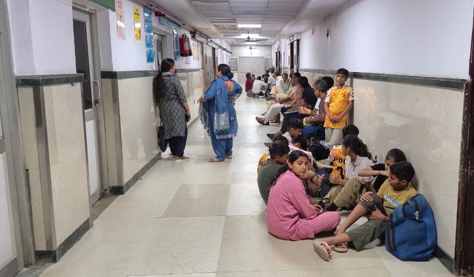 जिला नागरिक अस्पताल में एक्सरे कक्ष के बाहर बैठे खिलाड़ी व मरीज। 