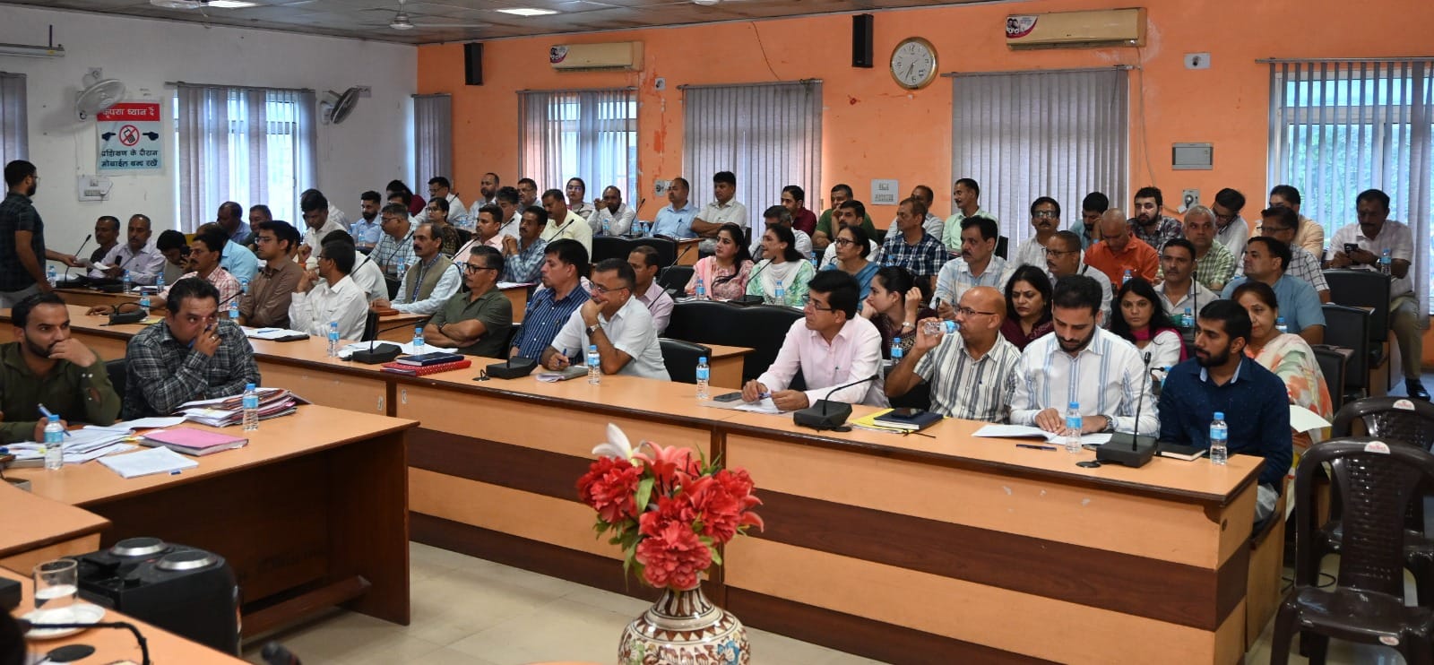 जिला परिषद की बैठक में मौजूद अधिकारी। स्रोत: डीपीआरओ