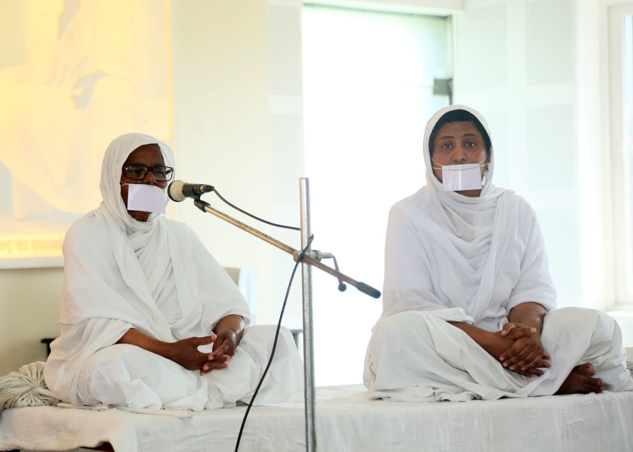 जैन अराधना मंदिर में आयोजित कार्यक्रम में प्रवचन करती महासाध्वी प्रमिला महाराज। स्वयं