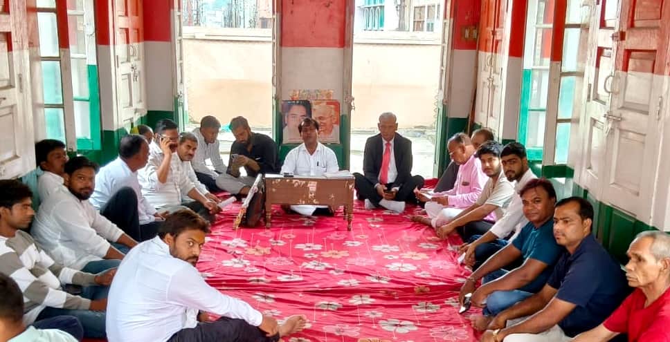 कांग्रेस कार्यालय पर बैठक लेते एआईसीसी पर्यवेक्षक सीताराम लांबा। स्रोत : स्वयं