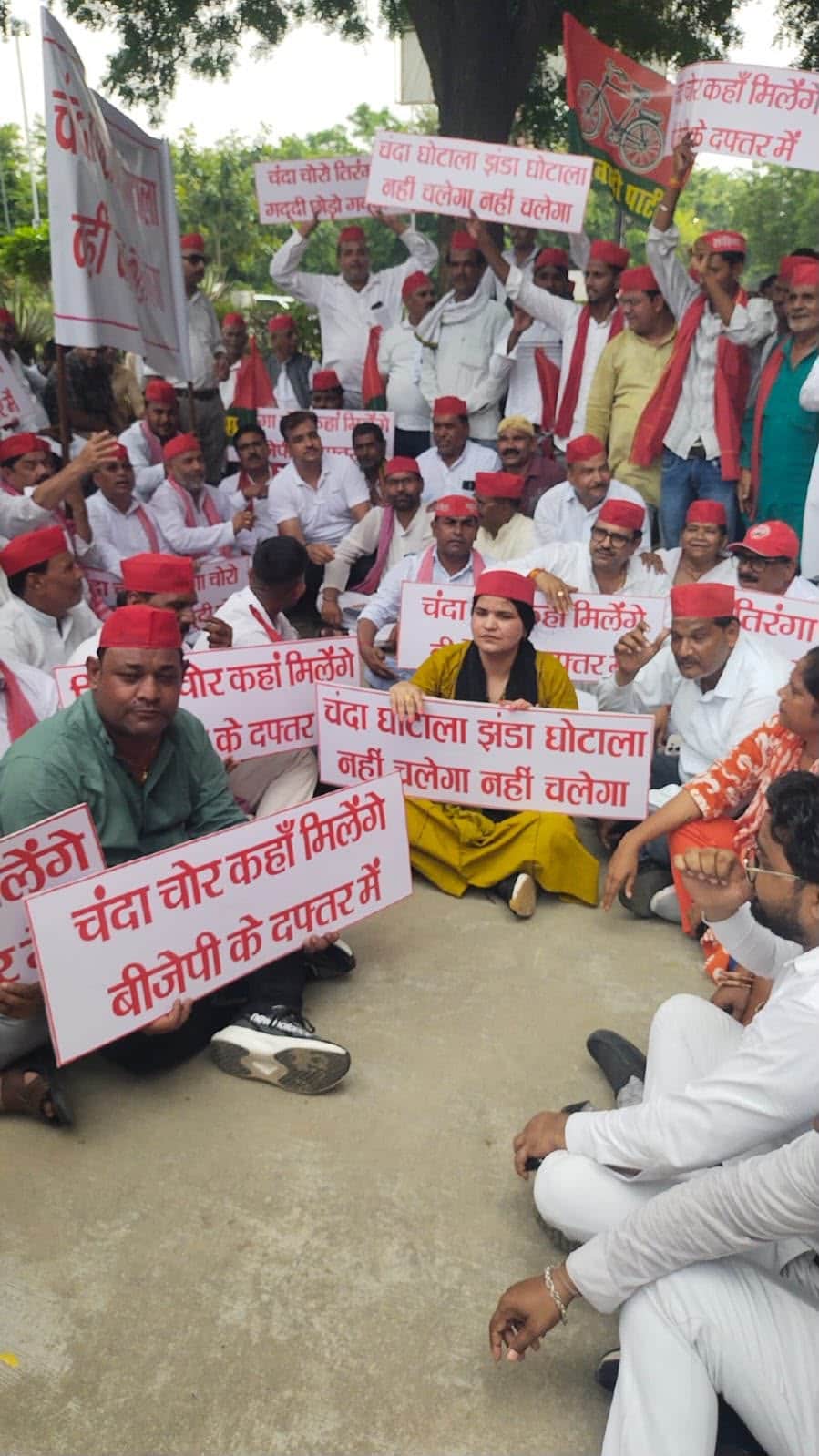 DUDA accused of supplying torn Tricolour; SP stages protest at Collectorate.