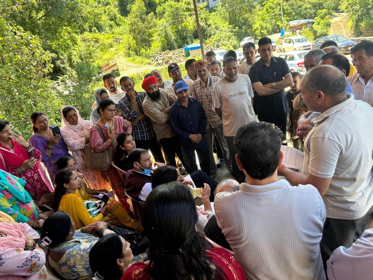 कुन्नू में फोरलेन समन्वय समिति की बैठक में मौजूद विधायक पूर्ण चंद व प्रभावित। संवाद