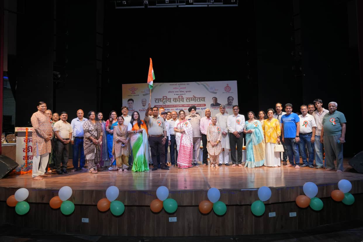 Salute to the martyrs; the Bharat Muni Rangshala resounded with the honor of the Tricolour.