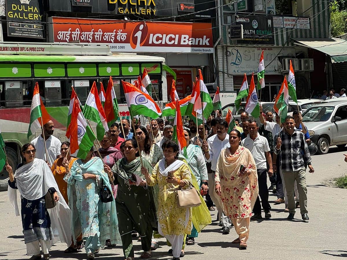 करियां में तिरंगा यात्रा निकालते भाजपा कार्यकर्ता व अन्य लोग। जागरूक पाठक।